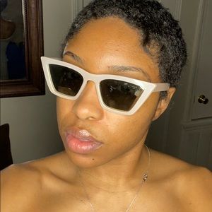 Sunnies 💙🤍🤎